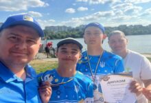 Юні миколаївські веслувальники та їх тренери