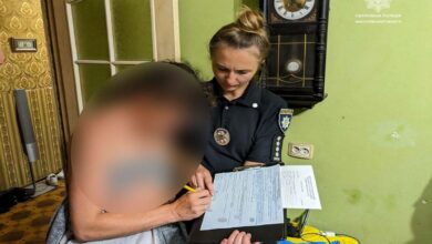 "Нудистку" затримали та трохи вдягли