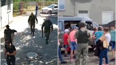 Озброєні росіяни на території школи; один з моментів "евакуації"