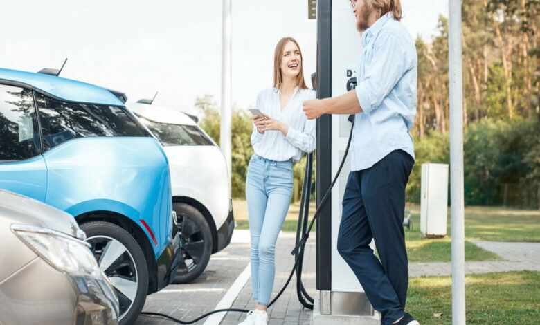 Електроавтівці теж потрібна заправка (фото ЗМІ)