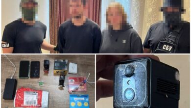 Пара зрадників та їх шпигунське приладдя