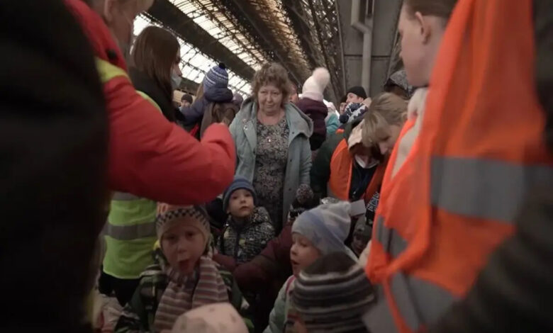 Діти з запорізького будинку дитини «Сонечко» на вокзалі у Львові у березні 2022 (фото Суспільного)