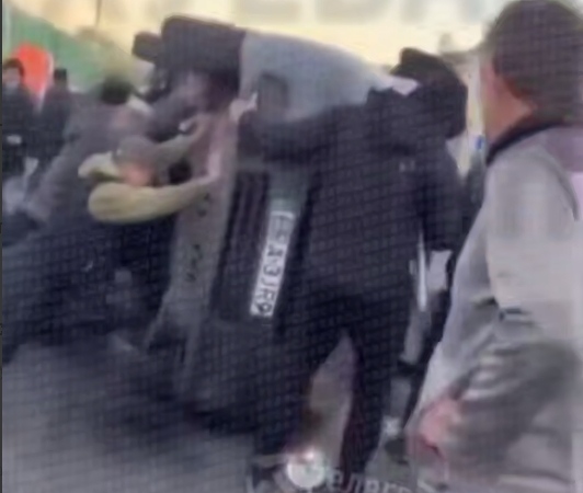 На ринку перевернули бус ТЦК