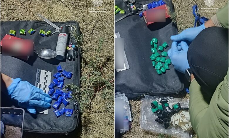 Конфісковані згортки з наркотичною речовиною