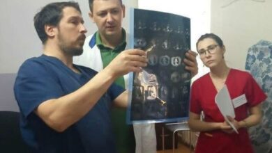 Лікарі за роботою