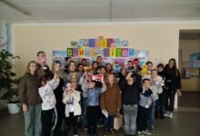 Діти тримають іграшки