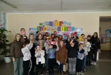 Діти тримають іграшки