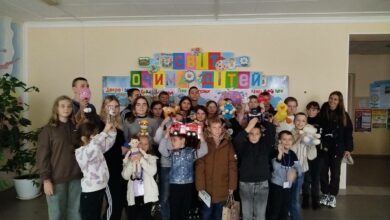 Діти тримають іграшки