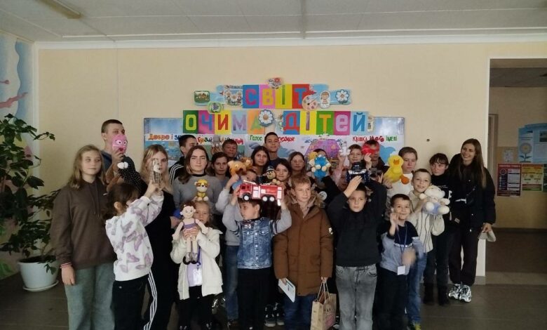 Діти тримають іграшки