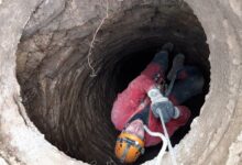 Рятувальники допомагають людям