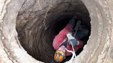 Рятувальники допомагають людям