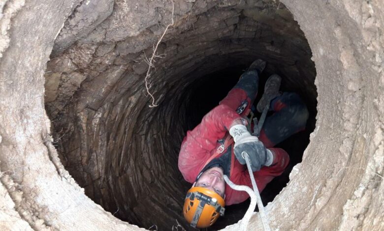 Рятувальники допомагають людям