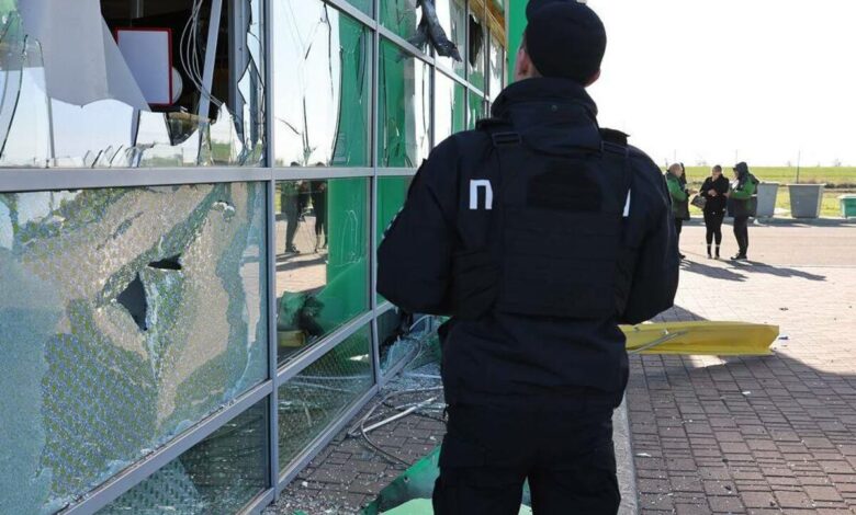 Поліція працює на місці ракетного удару