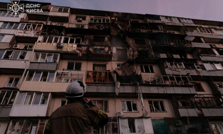 Один з пошкоджених будинків Києва