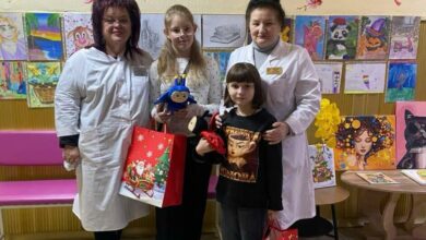 Працівники та маленькі пацієнти сімейної амбулаторії в Корабельному районі