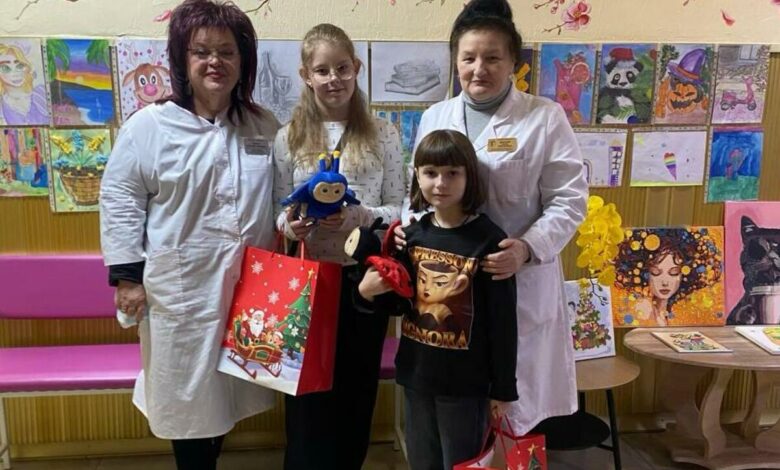 Працівники та маленькі пацієнти сімейної амбулаторії в Корабельному районі