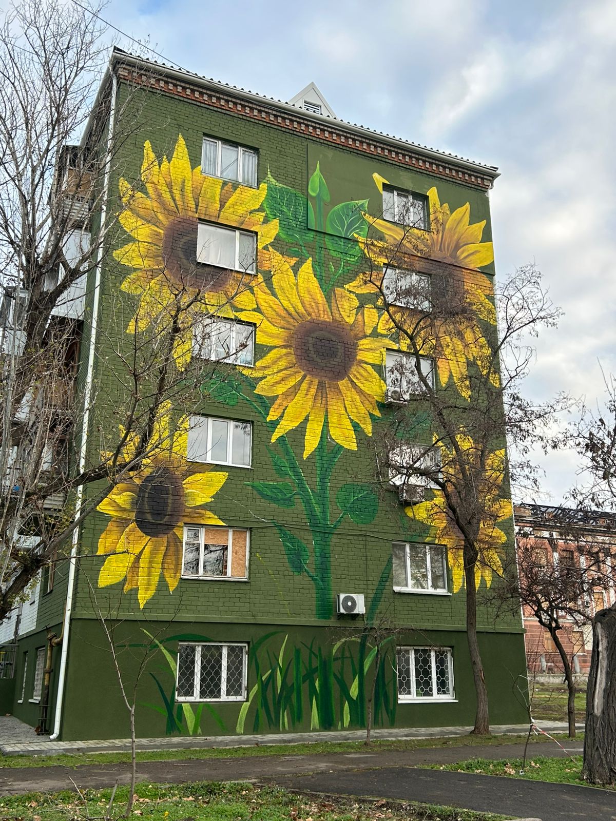 Мурал "Соняхи" у Миколаєві