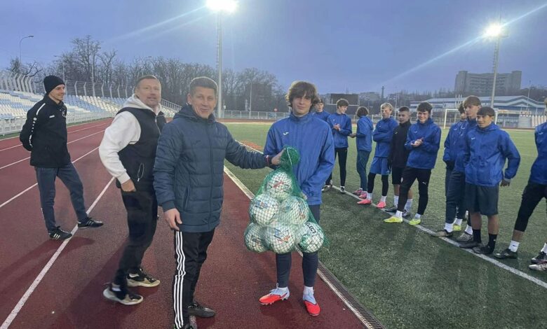 М'ячі для футболістів (Фото: Управління у справах фізичної культури і спорту ММР)