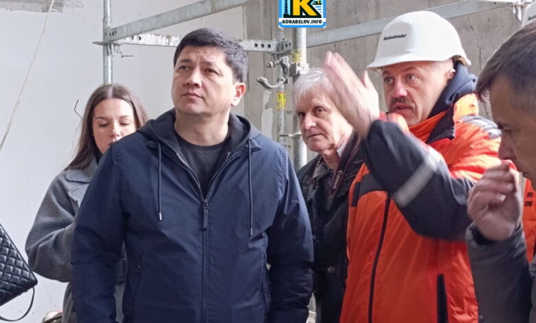 Ліворуч - Віталій Кім