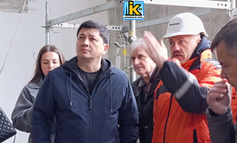 Ліворуч - Віталій Кім