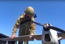 Російський військовослужбовець готує дрон до виліту (фото ілюстративне)