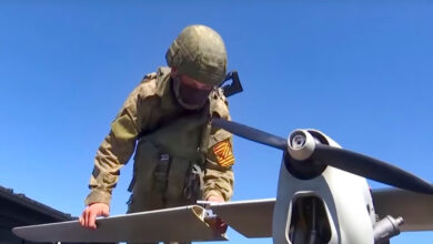 Російський військовослужбовець готує дрон до виліту (фото ілюстративне)