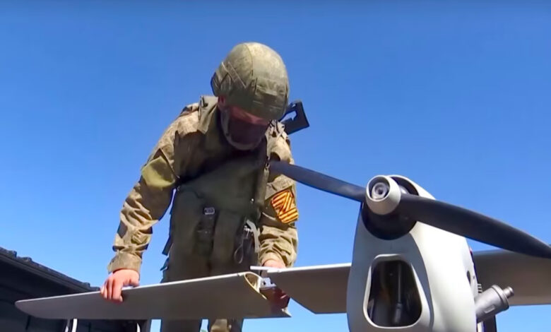 Російський військовослужбовець готує дрон до виліту (фото ілюстративне)