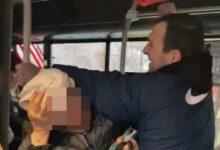 Чоловік б'є жінку-контролера в автобусі