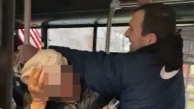 Чоловік б'є жінку-контролера в автобусі