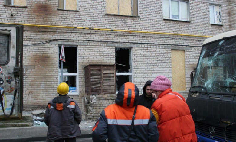 Постраждалий від обстрілів будинок