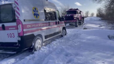 ДСНС визволяє авто швидкої допомоги