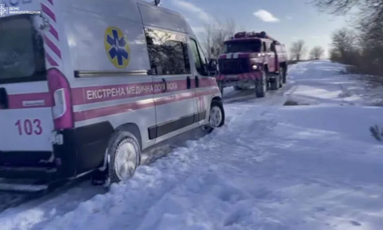 Швидка на Миколаївщині везла бабусю з переломом, але сама застрягла в сніговому заметі