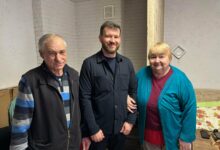 Денис Улютін та пенсіонери (Фото: Facebook)