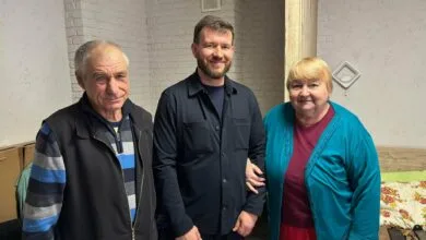 Денис Улютін та пенсіонери (Фото: Facebook)