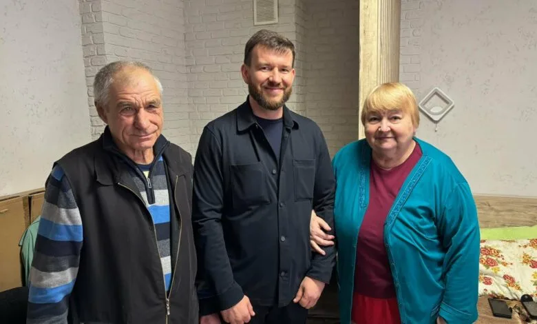 Денис Улютін та пенсіонери (Фото: Facebook)