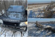 Range Rover порушників та інженерні споруди кордону