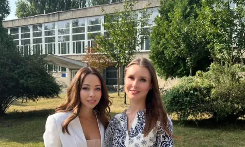 Катерина Кухар на фоні хореографічного коледжу