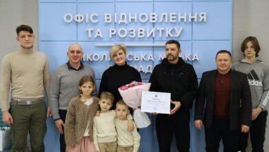 Частина сім'ї Кіневих та щасливі миколаївські чиновники (фото Миколаївська міськрада)