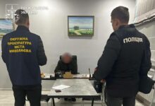 Прокуратура та поліція у кабінеті підозрюваного