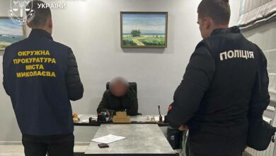 Прокуратура та поліція у кабінеті підозрюваного