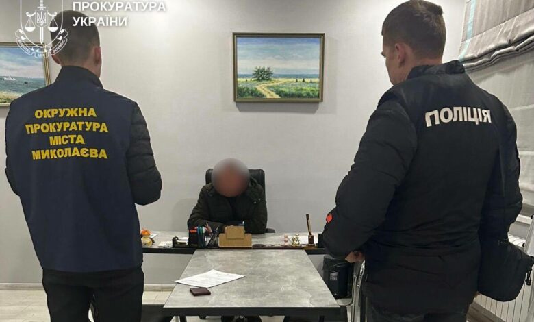 Прокуратура та поліція у кабінеті підозрюваного