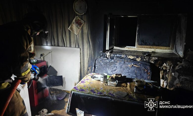 Рятувальник на місці пожежі