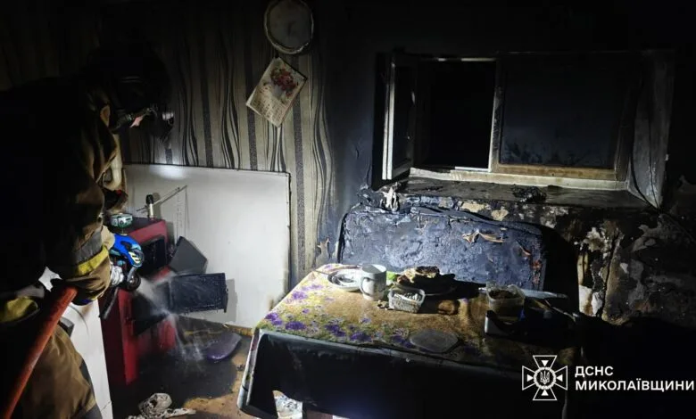 Рятувальник на місці пожежі