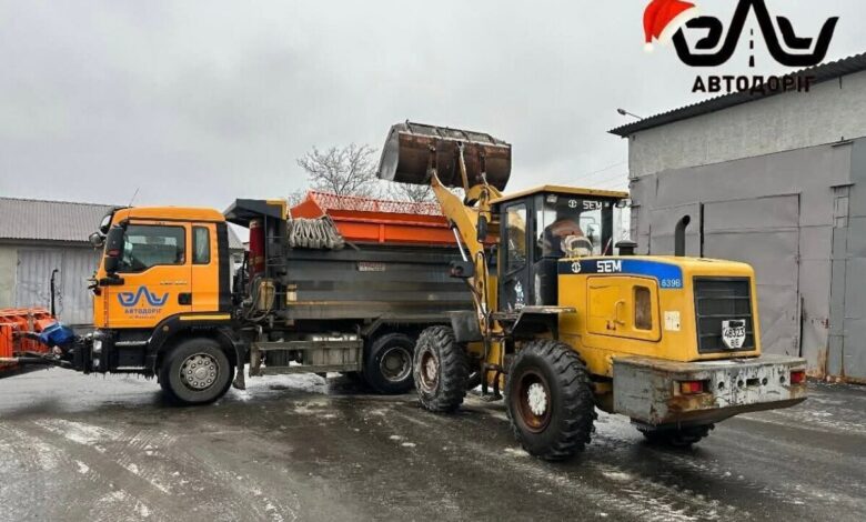 Працює техніка КП "ЕЛУ Автодоріг"