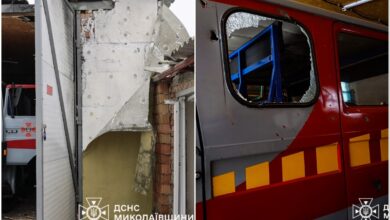 Пошкоджені бокс та автомобіль пожежно-рятувальної частини Миколаївського району