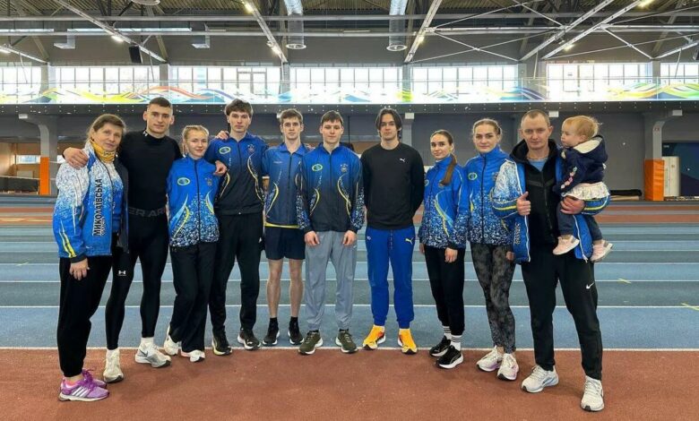 Команда миколаївських спортсменів, тренерів та майбутня зірка української легкої атлетики