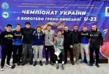 Максут Султанов - в центрі, з грамотою Чемпіона