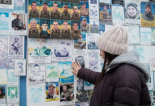 Жінка біля фотографії загиблого чоловіка. Київ (фото Ivana Kotasova,CNN)