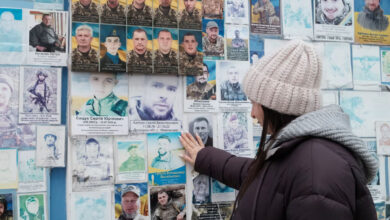 Жінка біля фотографії загиблого чоловіка. Київ (фото Ivana Kotasova,CNN)