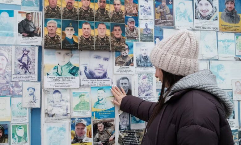 Жінка біля фотографії загиблого чоловіка. Київ (фото Ivana Kotasova,CNN)